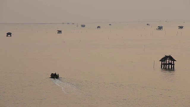 泰国碧夏布省班大汶海岸的渔民在早上生活视频素材