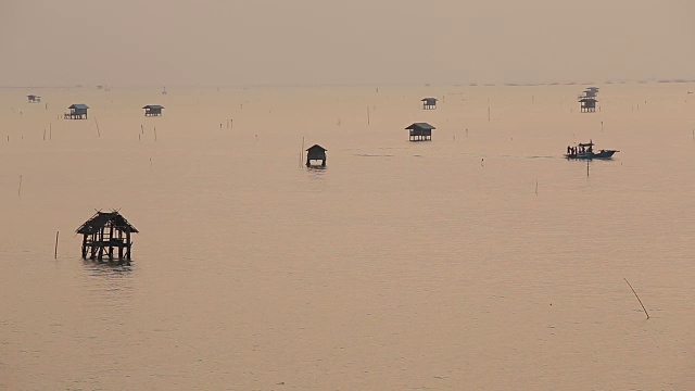 泰国碧夏布省班大汶海岸的渔民在早上生活视频素材