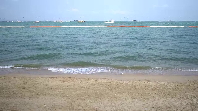 海浪拍打着沙滩视频素材