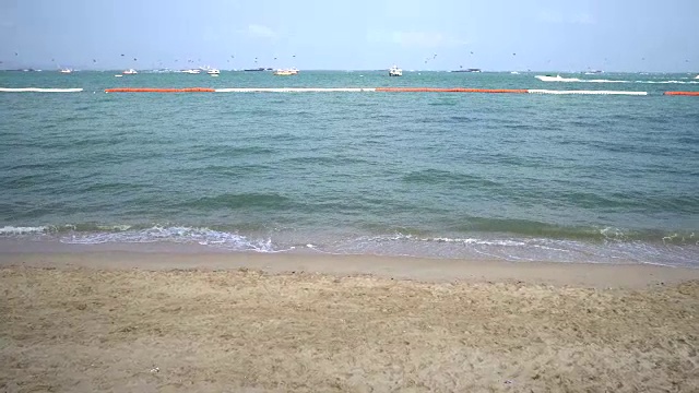 海浪拍打着沙滩视频素材