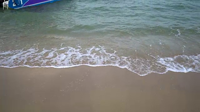 海浪拍打着沙滩视频素材