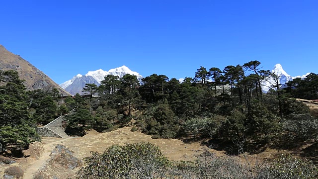 尼泊尔喜马拉雅山脉Dudh Koshi河谷Tengboche村的关口视频素材