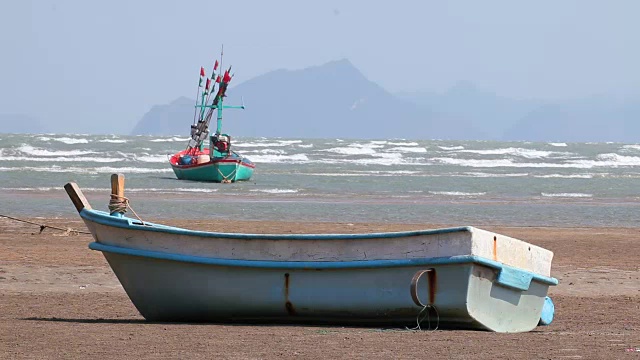 海滩上的渔船视频素材