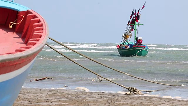 海滩上的渔船视频素材