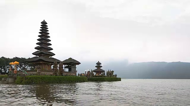 Pura Ulun Danu寺庙在一个安静的雾蒙蒙的早晨视频素材