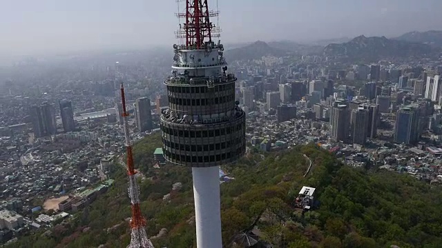 近距离拍摄的N首尔塔(首尔的地标)和首尔的城市景观在背景视频素材