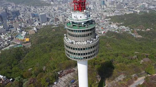 近距离拍摄的N汉城塔(首尔的地标)和首尔的城市景观在背景视频素材