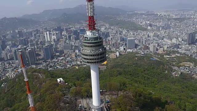 特写镜头N汉城塔(首尔的地标)和首尔的城市景观在背景视频素材