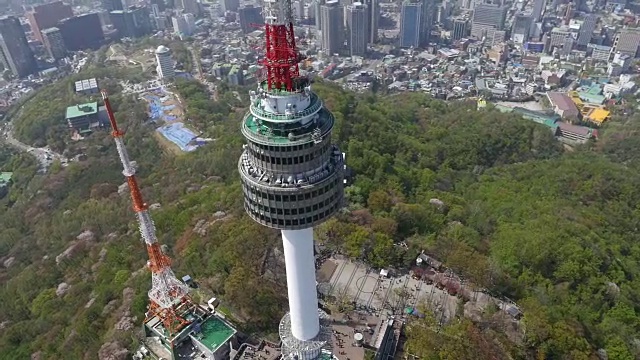 近距离拍摄的N汉城塔(首尔的地标)和首尔的城市景观在背景视频素材