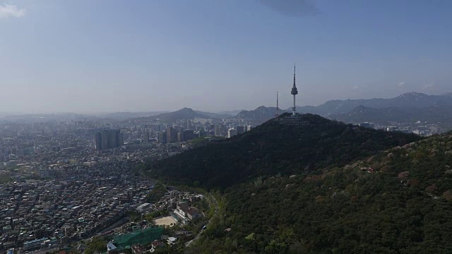 N首尔塔(首尔的地标)在南山和首尔的城市景观视频素材