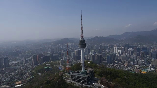 特写镜头N汉城塔(首尔的地标)和首尔的城市景观在背景视频素材