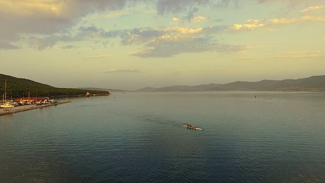 空中四桨在海上划桨视频素材