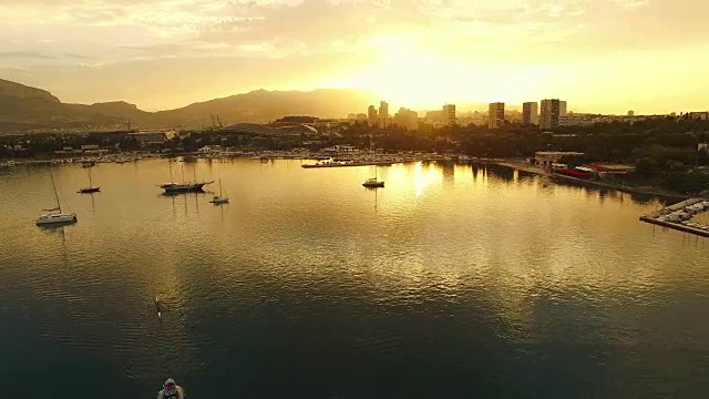 日落时海岸上的空中城市视频素材