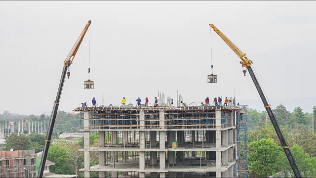 建筑工地，工人在高层建筑工作的4K延时。视频素材