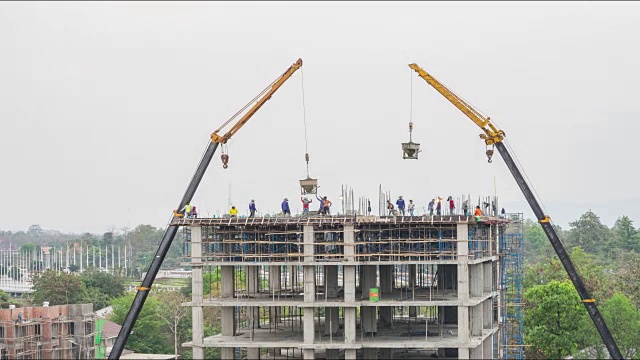 建筑工地，工人在高层建筑工作的4K延时。视频素材