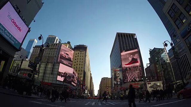 汽车POV视图驾驶通过纽约市曼哈顿街道。城市metroplis背景视频素材