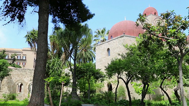 圣乔瓦尼degli Eremiti教堂，花园和红色圆顶的外景，巴勒莫，西西里岛视频素材