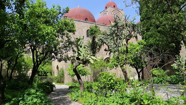 圣乔瓦尼degli Eremiti教堂，花园和红色圆顶，巴勒莫，西西里岛视频素材