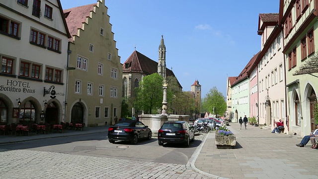 Rothenburg ob der Tauber, Herrngasse街和Herrnbrunnen喷泉的前景视频素材