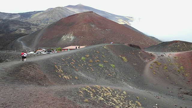 埃特纳山，游客在火山口附近行走视频素材