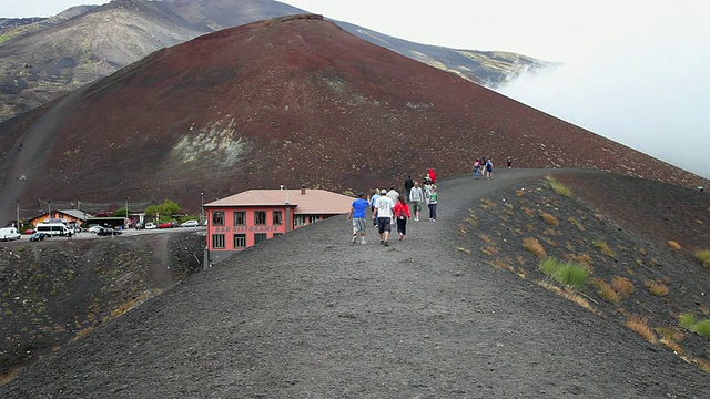 埃特纳山，游客在火山口附近行走视频素材