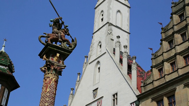 Rothenburg ob der Tauber，圣乔治喷泉和哥特式市政厅的背景视频素材