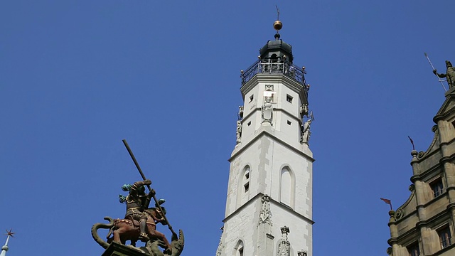 Rothenburg ob der Tauber，圣乔治喷泉和哥特式市政厅的背景视频素材