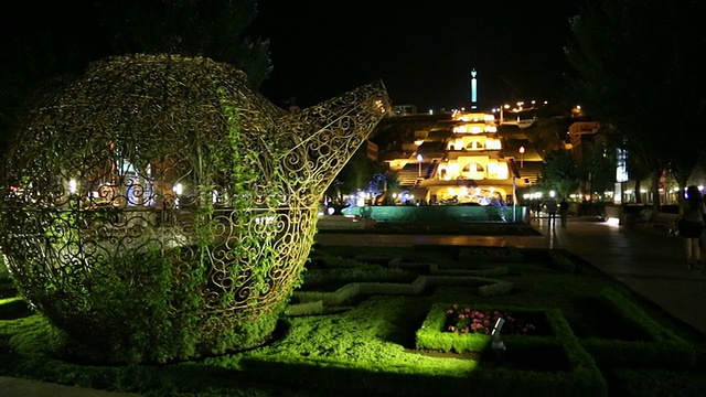 埃里温，喀斯喀特，雕像和花园的夜景视频素材