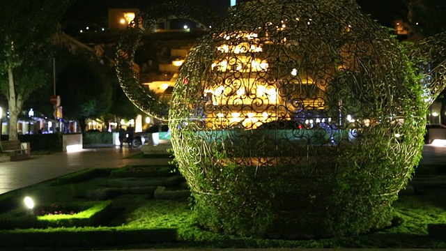 埃里温，喀斯喀特，雕像和花园的夜景视频素材