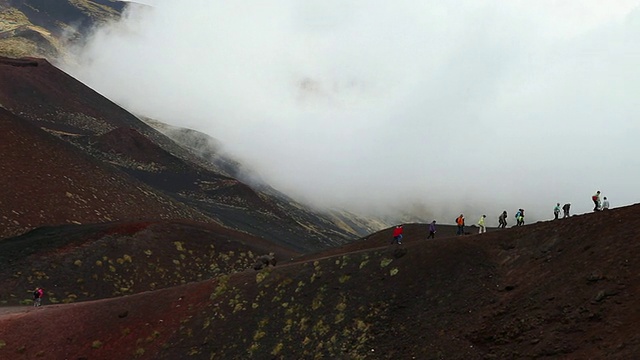 埃特纳山，游客在火山口附近行走视频素材