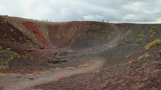 埃特纳山，游客在火山口附近行走视频素材