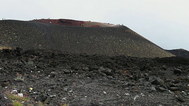 埃特纳山，游客在火山口附近行走视频素材