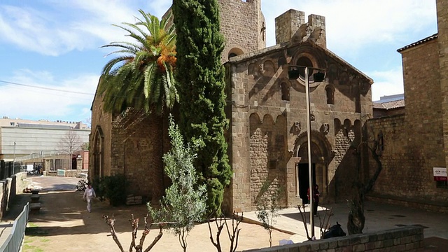 圣保罗乡村教堂(Sant Pau del Camp)，全貌教堂，西班牙巴塞罗那视频素材