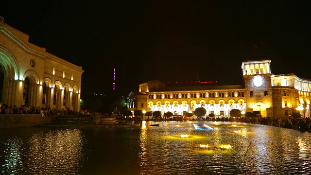 埃里温，共和国广场上喷泉的夜景视频素材