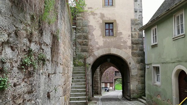 Rothenburg ob der Tauber，小广场(Plonlein)和Sibers (Siebersturm)塔在左边，塔Kobolzell门在右边视频素材