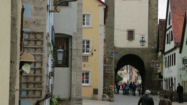 Rothenburg ob der Tauber，旧的铁工艺品和Sibers (Siebersturm)塔在背景视频素材