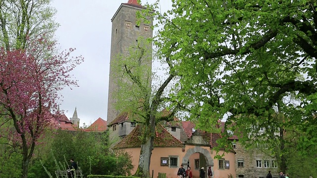 Rothenburg ob der Tauber，城堡大门(Burgtor)和花园的视图视频素材