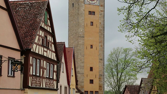 Rothenburg ob der Tauber, Herrngasse街，城堡大门的塔楼(Burgtor)视频素材