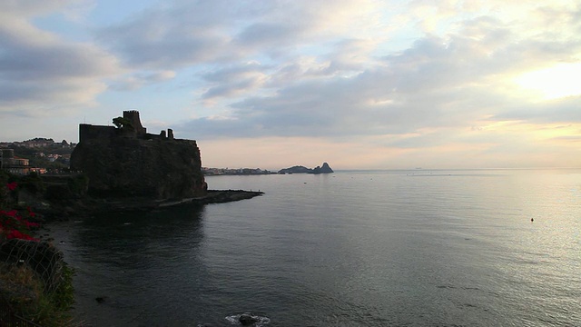 Aci Castello，城堡和地中海的景色视频素材