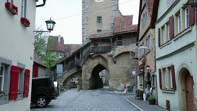 Rothenburg ob der Tauber，从Klingen (Klingentor)门看到的塔视频素材