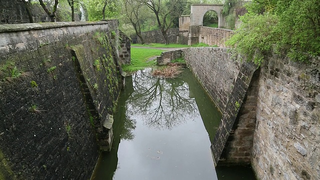 Rothenburg ob der Tauber, Klingen (Klingentor)门附近的水库视频素材