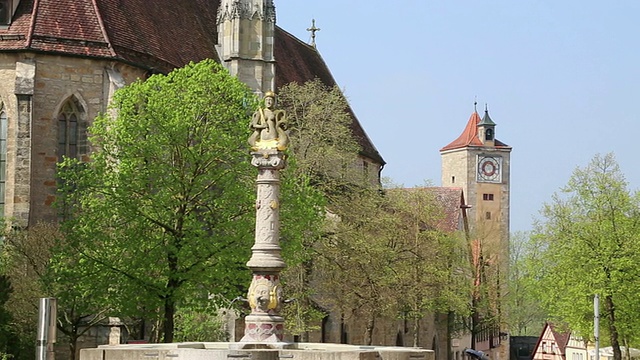 Rothenburg ob der Tauber, Herrngasse街和Herrnbrunnen喷泉的前景视频素材