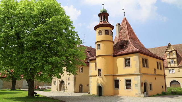 Rothenburg ob der Tauber，医院庭院，Hegereiterhaus, 16世纪由建筑师Leonhard Weidmann设计视频素材