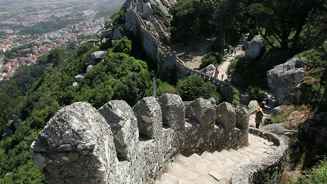 辛特拉，摩尔人的城堡(Castelo dos Mouros)，内墙的景色，和辛特拉城视频素材