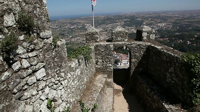 辛特拉，摩尔人的城堡(Castelo dos Mouros)，内墙的景色，辛特拉城的皇家宫殿视频素材