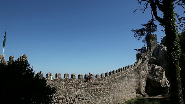 辛特拉，摩尔人的城堡(Castelo dos Mouros)，内墙的景色，辛特拉视频素材