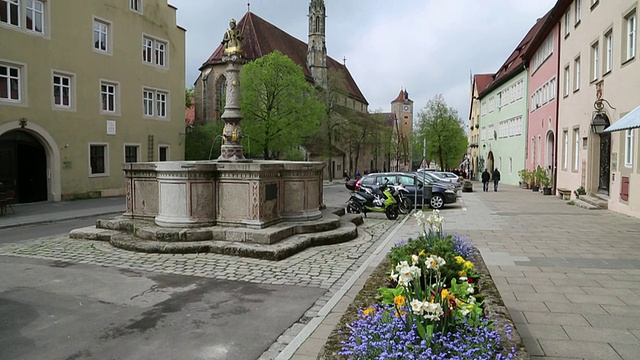 Rothenburg ob der Tauber, Herrngasse街和Herrnbrunnen喷泉的前景视频素材