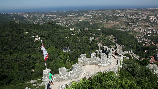 辛特拉，摩尔人的城堡(Castelo dos Mouros)，可以看到墙壁，山谷和北大西洋，辛特拉视频素材