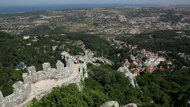 辛特拉，摩尔人的城堡(Castelo dos Mouros)，可以看到墙壁，山谷和北大西洋，辛特拉视频素材