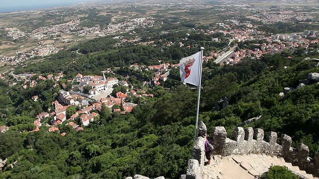 辛特拉，摩尔人的城堡(Castelo dos Mouros)，内墙的景色，和辛特拉城视频素材